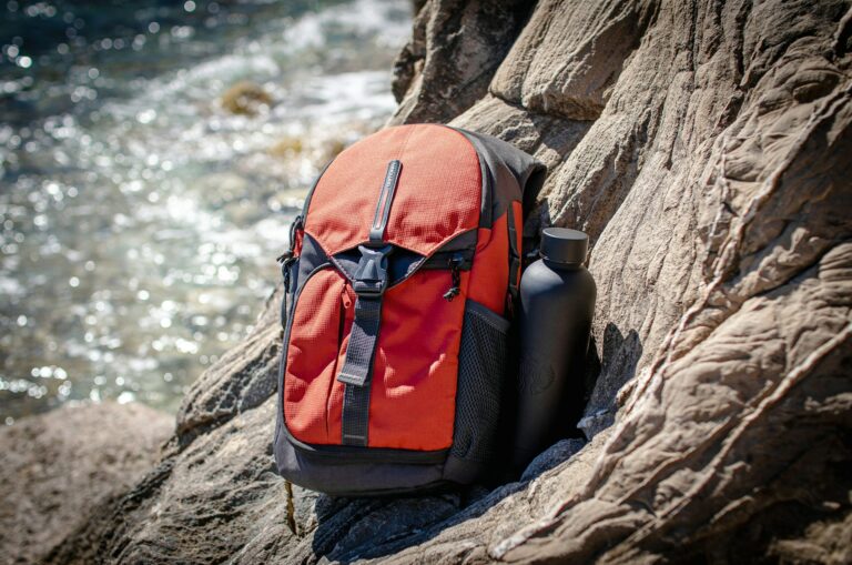 Sac de sport au bord de l'eau.