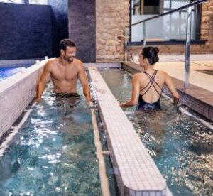 Un couple fait des exercices dans une piscine d'eau de mer.