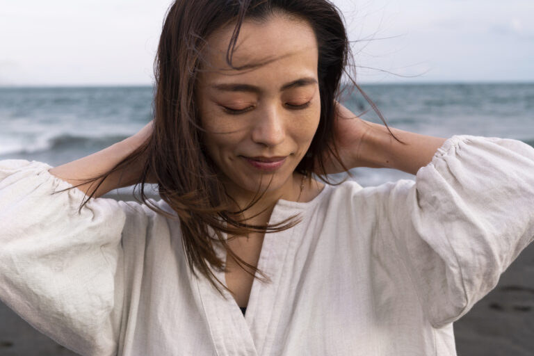 Femme qui se détend au bord de la mer.