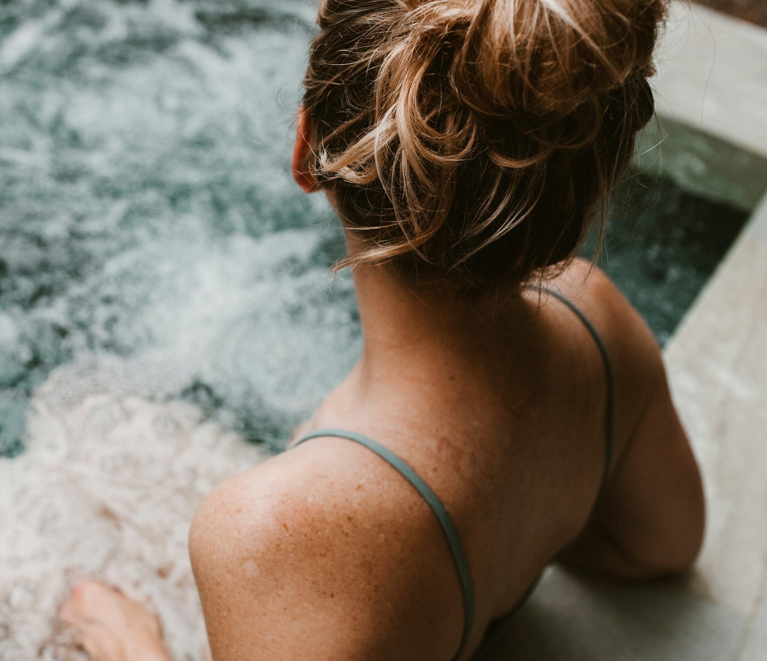 Femme dans un bain hydromassant en thalassothérapie